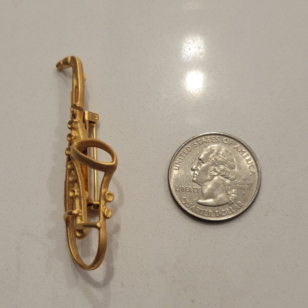 Elegant Gold Saxophone Brooch
